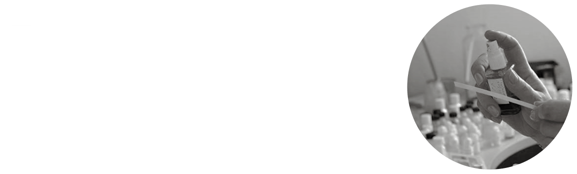 調香師（パフューマ―） 20年以上のキャリアを持つシニアパフューマーが、厳選した天然精油素材を調合し、フレグランスづくりをしています。