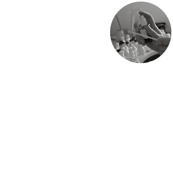 調香師（パフューマ―） 20年以上のキャリアを持つシニアパフューマーが、厳選した天然精油素材を調合し、フレグランスづくりをしています。