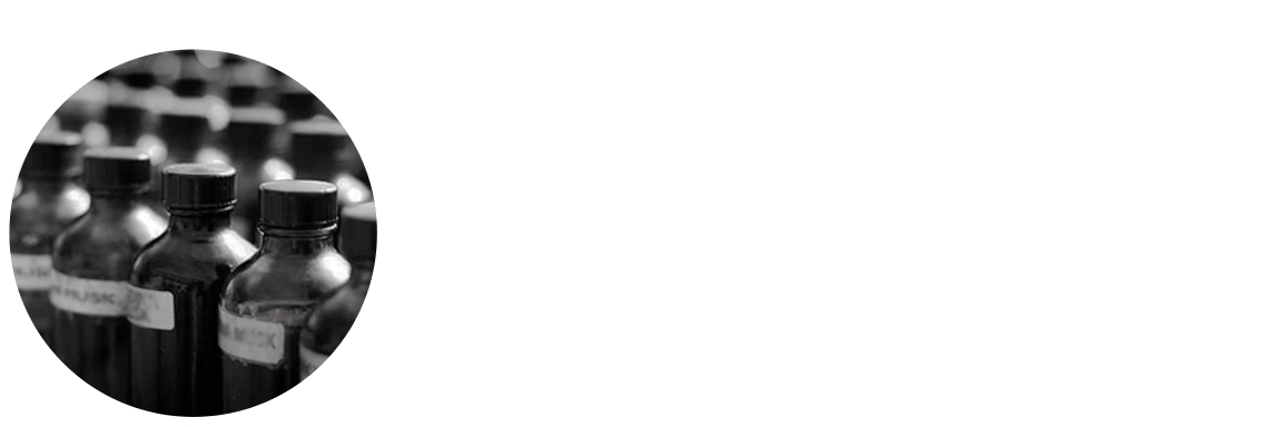 調香師が生む優雅なクオリティ 天然の精油が生み出す香りは、
合成香料では決して真似のできない奥深く贅沢なもの。天然精油をふんだんに使用し、調香師たちが本当につくりたいフレグランスがここにあります。