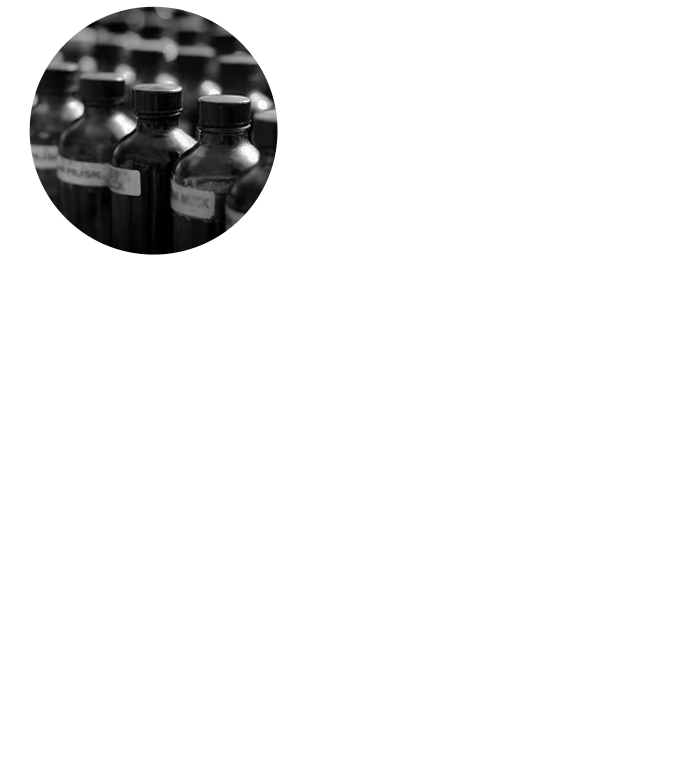 調香師が生む優雅なクオリティ 天然の精油が生み出す香りは、
合成香料では決して真似のできない奥深く贅沢なもの。天然精油をふんだんに使用し、調香師たちが本当につくりたいフレグランスがここにあります。